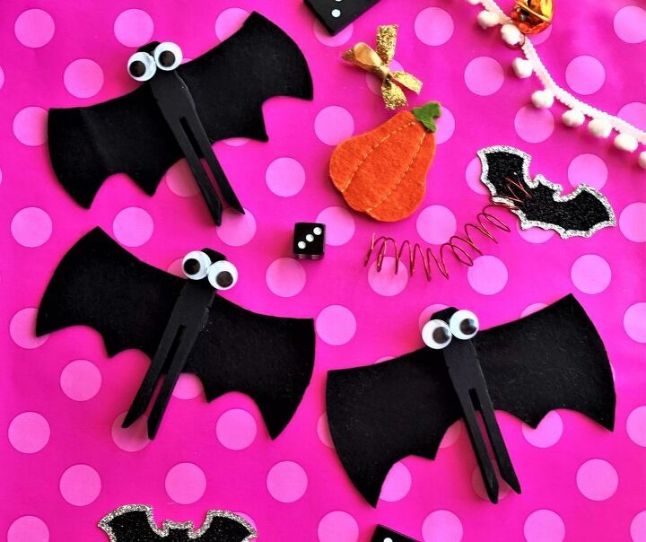 15 ideas divertidas para halloween que puedes hacer con un presupuesto de un dlar, Imanes de murci lagos con pinzas de ropa