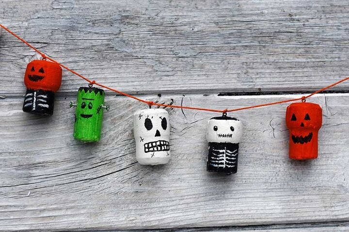 15 ideas divertidas para halloween que puedes hacer con un presupuesto de un dlar, Divertidos y espeluznantes corchos de vino reutilizados para Halloween
