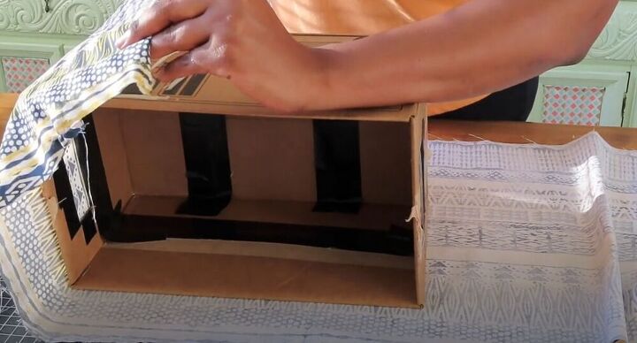convierte una caja de cartn en una caja de almacenamiento para el hogar, Pegue la tela