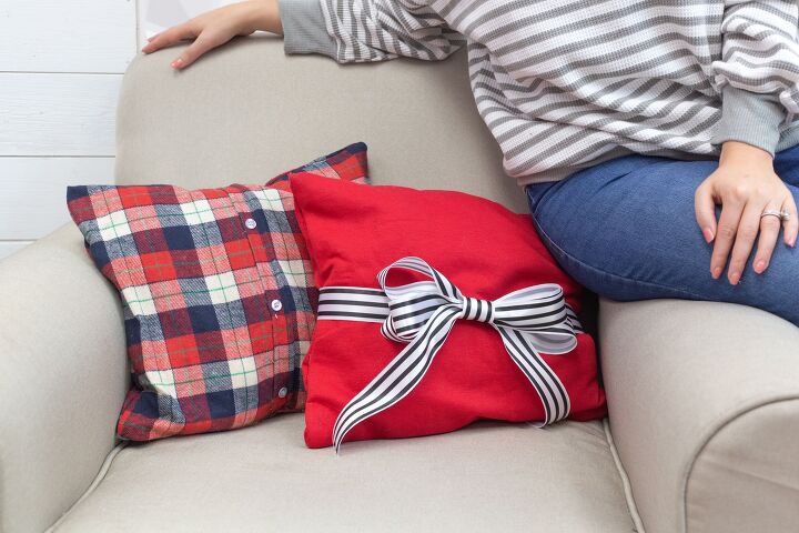 15 ideas acogedoras para el hogar que puedes probar este otoo, Haz adorables almohadas sin coser con sudaderas viejas
