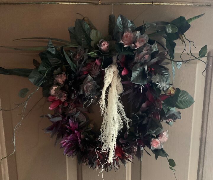 15 ideas elegantes y espeluznantes para decorar la puerta de entrada en halloween, Guirnalda de Halloween de flores muertas
