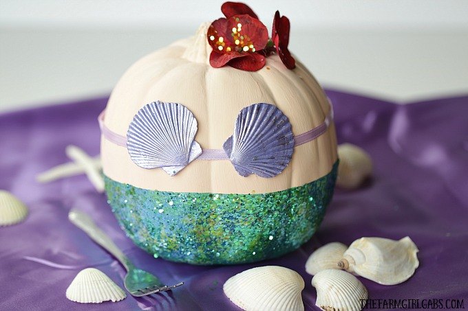 21 increbles ideas con calabazas que tienes que ver antes de halloween, Calabaza inspirada en la Sirenita de Disney