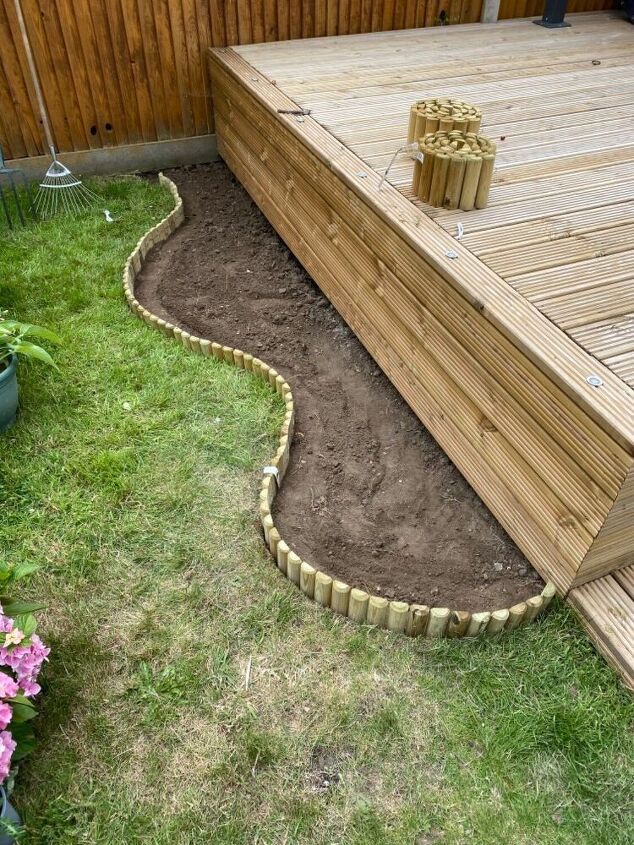 curved flower bed
