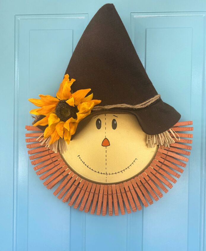 s 25 genius diy decorating ideas to try this fall, Pizza Pan Scarecrow