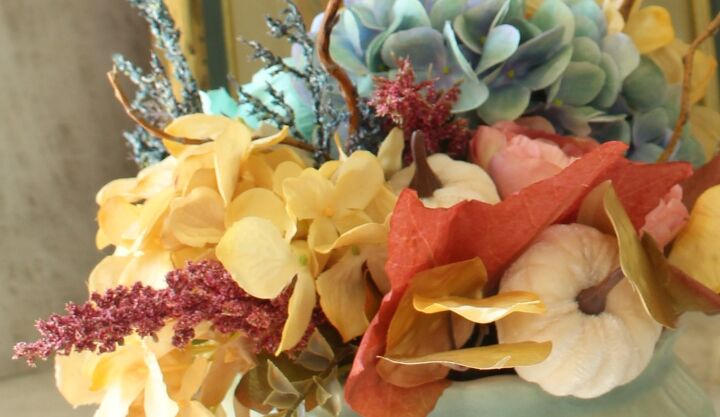 15 maneras de hacer un centro de mesa de otoo que parezca caro, DIY Floral oto al en cer mica vintage
