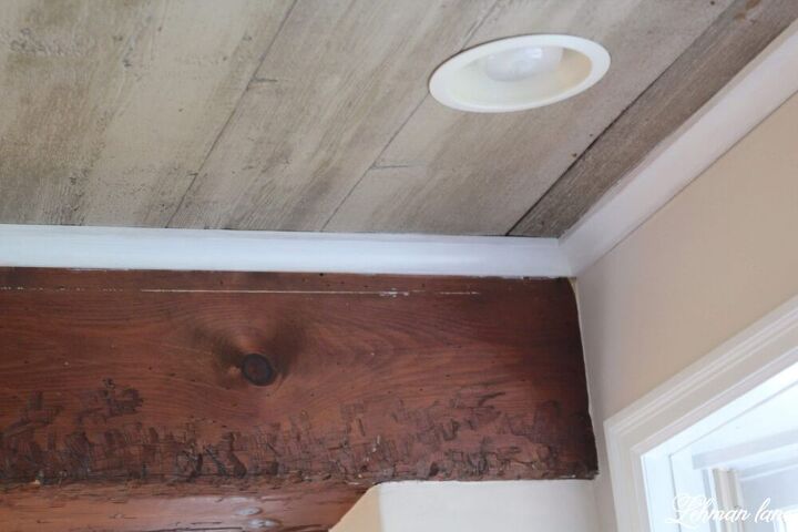 quitando una viga de imitacion de madera y el techo de imitacion de madera y la