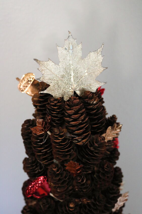 15 beautiful ways to use collected pine cones this season, Construct a decorative tree from miniature pine cones