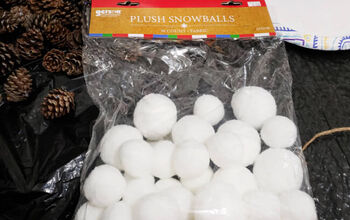 Guirnalda de bolas de nieve y conos de pino