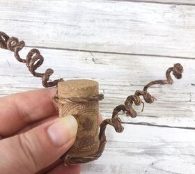 Use wire and a cork to upgrade a spare basket in the best way