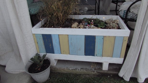 reciclar una caja para convertirla en una jardinera