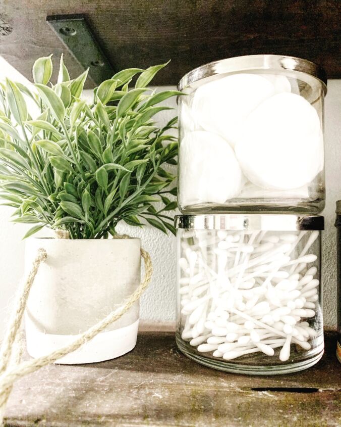 20 maneras de aumentar el almacenamiento en el bao sin ocupar espacio en el mostrador, Reutiliza los tarros de velas usados para guardar cosas en el ba o