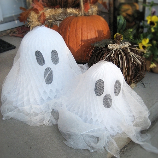 s 10 decoraciones de halloween faciles y baratas de ultima hora, Halloween de ltima hora Fantasmas de cinco minutos inspirados en Country Living