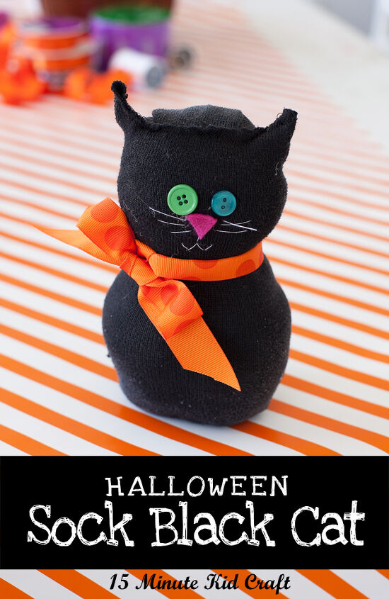 10 decoraciones de halloween fciles y baratas de ltima hora, Manualidad de Halloween en 15 minutos Gato calcet n negro espeluznante