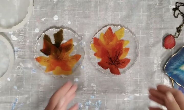 20 maneras ingeniosas de utilizar las hojas cadas esta temporada, Posavasos de resina DIY con hojas de la tienda del d lar