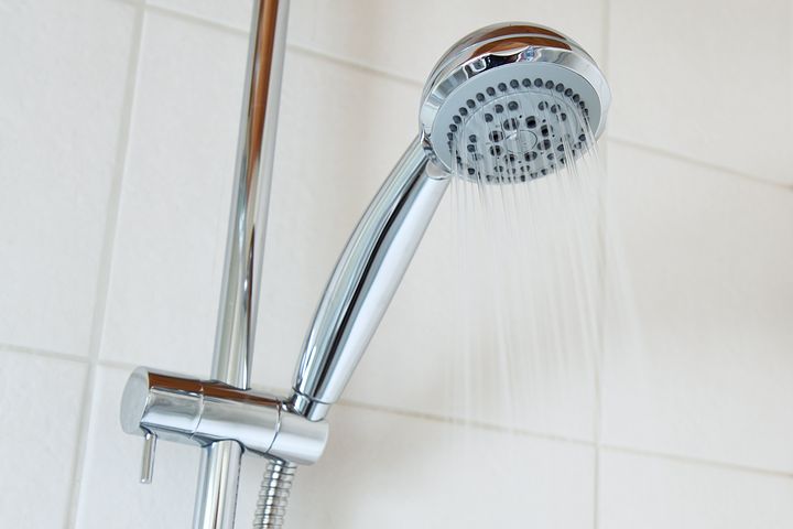10 ideias que tornaro a limpeza do banheiro mais divertida, Como limpar seu chuveiro e quando hora de comprar um novo