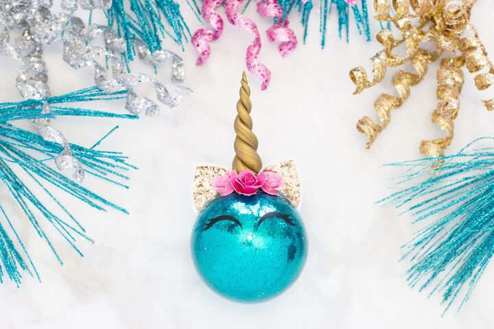 8 formas geniales de hacer adornos navideos este ao, Haz un adorno de unicornio con purpurina