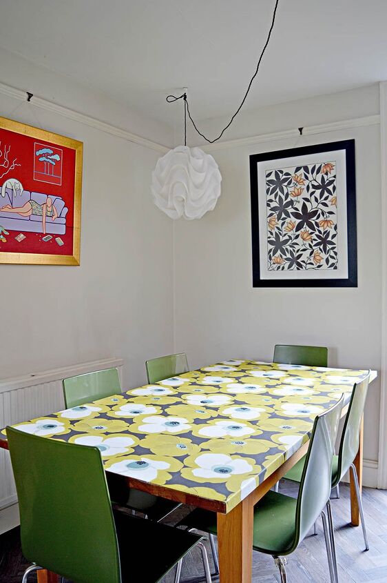15 maneiras criativas de atualizar sua mesa de jantar antiga, Incr vel mesa de reciclagem com papel de parede