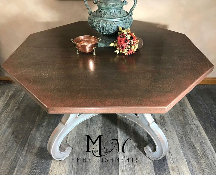 15 formas creativas de renovar tu vieja mesa de comedor, Mesa de comedor con acabado en cobre martillado