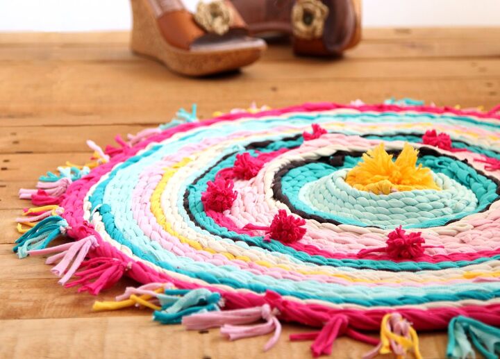 28 genius ways to reuse your old clothing, Weave a soft and colorful t shirt rug on a hula hoop loom