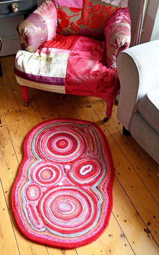28 formas geniales de reutilizar tu ropa vieja, Preciosa alfombra de colores con jers is viejos