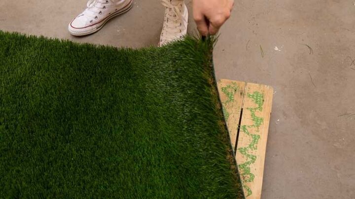 coffee table from pallet and artificial grass