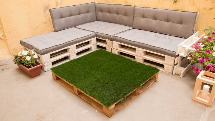 coffee table from pallet and artificial grass