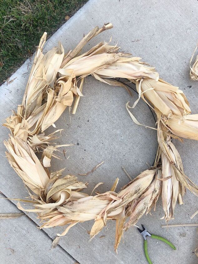 how to make a cornhusk wreath