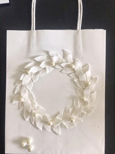 how to make a christmas wreath gift bag in 5 easy steps