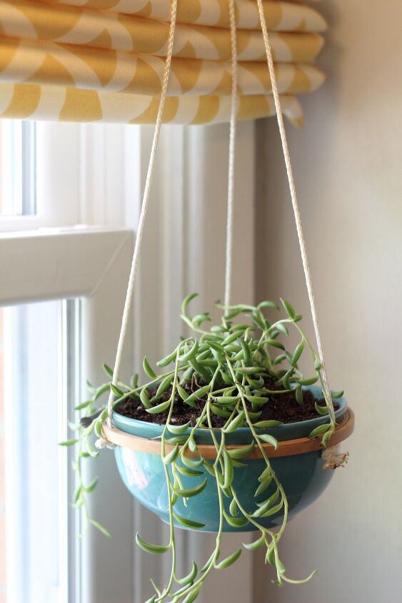 19 formas sorprendentes de convertir aros de bordado en decoracin para el hogar, Maceta colgante de suculentas DIY