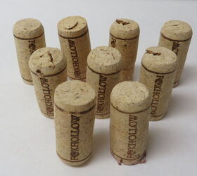 Start saving your corks to copy this adorable accent for your tree