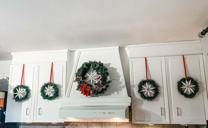 15 coronas de invierno que estamos deseando colgar en nuestras puertas, Guirnalda de copos de nieve en los armarios de la cocina