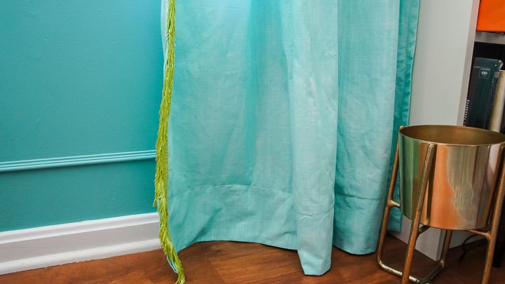 15 maneiras criativas de atualizar suas cortinas de janela antigas, Cortinas Ombre inspiradas em Anthropologie com franjas