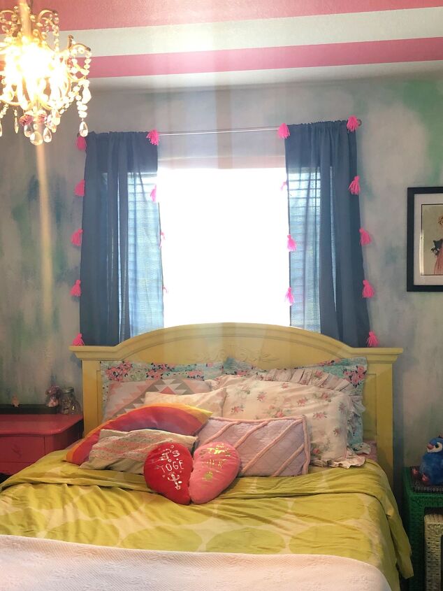 15 formas creativas de actualizar tus viejas cortinas de ventana, Alegra las cortinas aburridas con borlas de colores