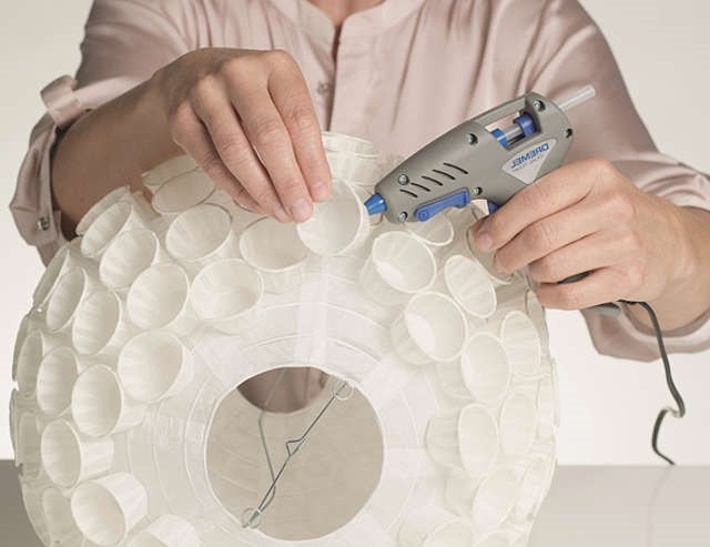lmpada de design com copos de papel
