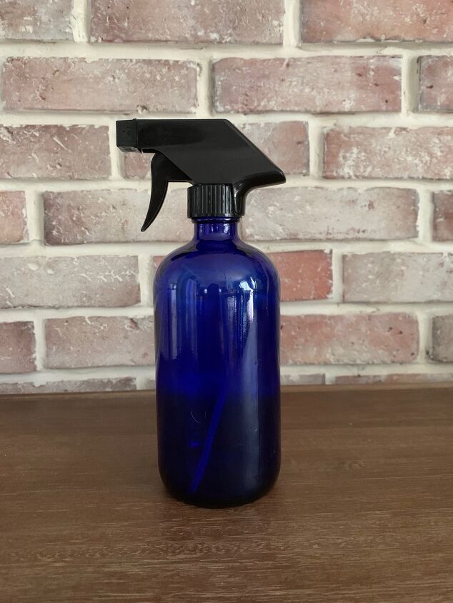 10 recetas de limpieza populares para mantener su casa libre de grmenes durante el, Spray desinfectante de bricolaje con Everclear y vinagre