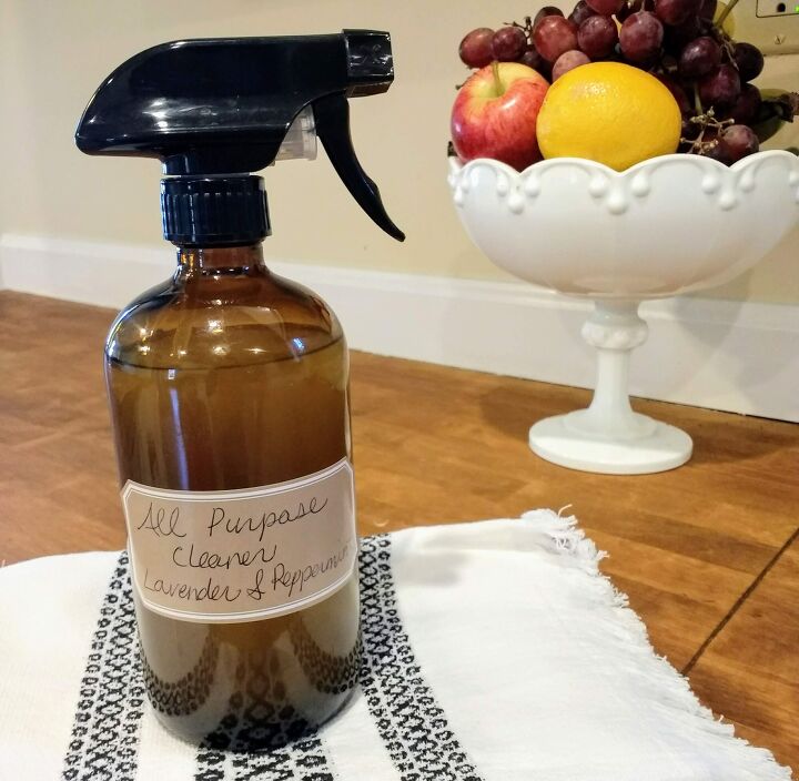 10 receitas populares de limpeza para manter sua casa livre de germes durante um, Limpador natural multiuso DIY com lavanda e hortel