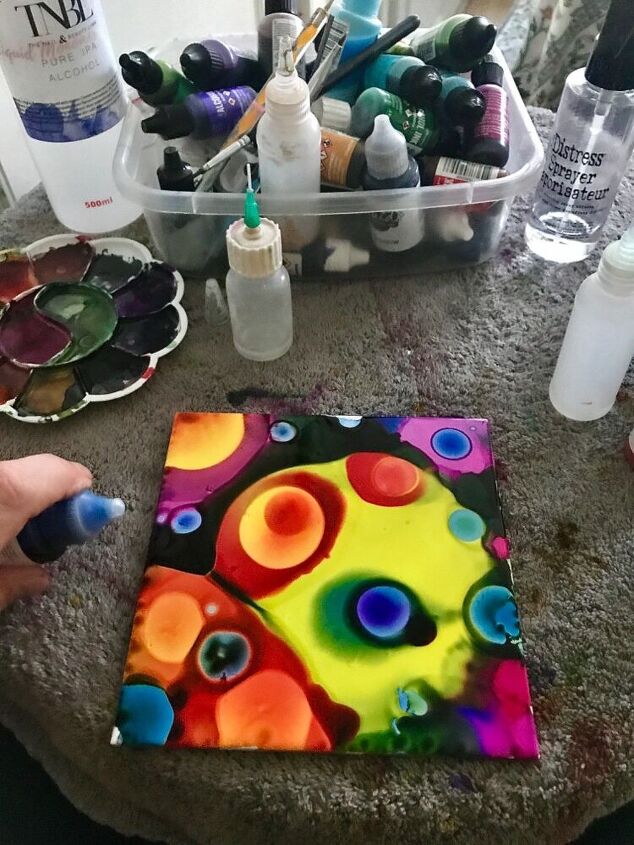 cmo transformar un azulejo de cermica en una pieza de arte, A adir colores