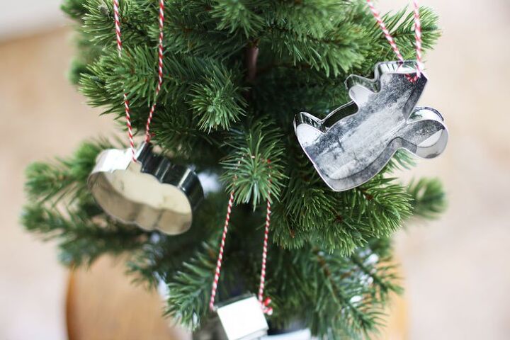 s 16 of our all time favorite christmas upcycles, Personalize your tree with cookie cutter photo ornaments