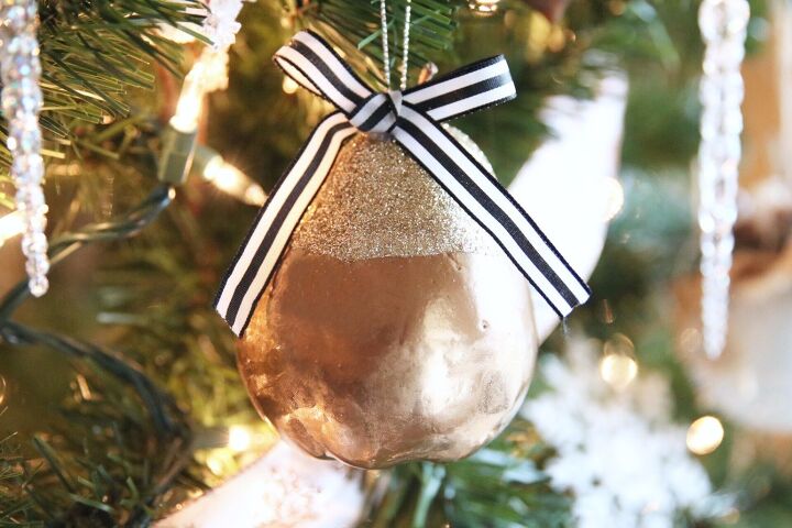 15 ideas navideas de tiendas de dlar para copiar esta temporada, DIY Adorno navide o de pera con purpurina del Dollar Tree