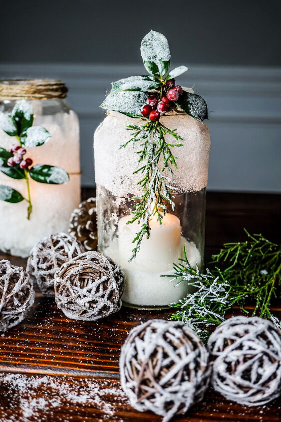 15 ideas navideas de tiendas de dlar para copiar esta temporada, Tarros de velas cubiertos de nieve en 5 minutos