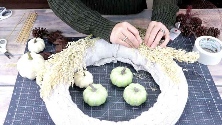 haz fcilmente una corona de otoo con un fideo de piscina, Corona de Navidad de fideos de piscina