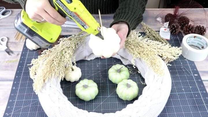 haz fcilmente una corona de otoo con un fideo de piscina, Corona de fideos de piscina DIY