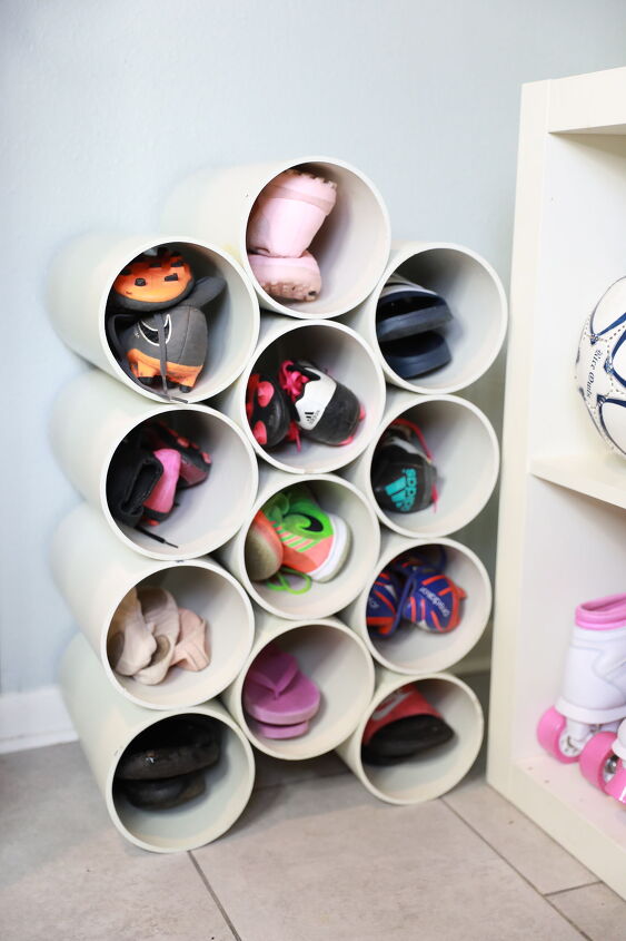 15 mejores maneras de mantener organizados tus abrigos y botas de invierno, Organizador de tubos de PVC para tus zapatos
