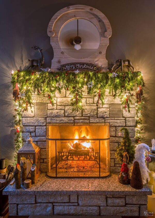30 maneiras mgicas de tornar sua casa mais alegre e brilhante, Como decorar uma lareira de pedra estreita para o Natal em 5 minutos
