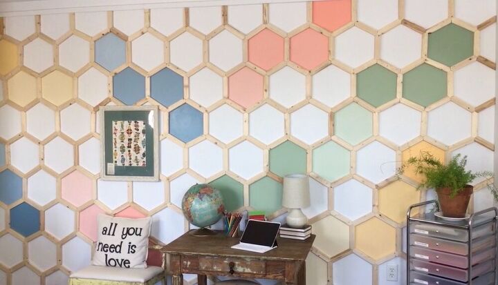 9 impresionantes maneras de transformar tus aburridas paredes en blanco, Tratamiento de la pared hexagonal