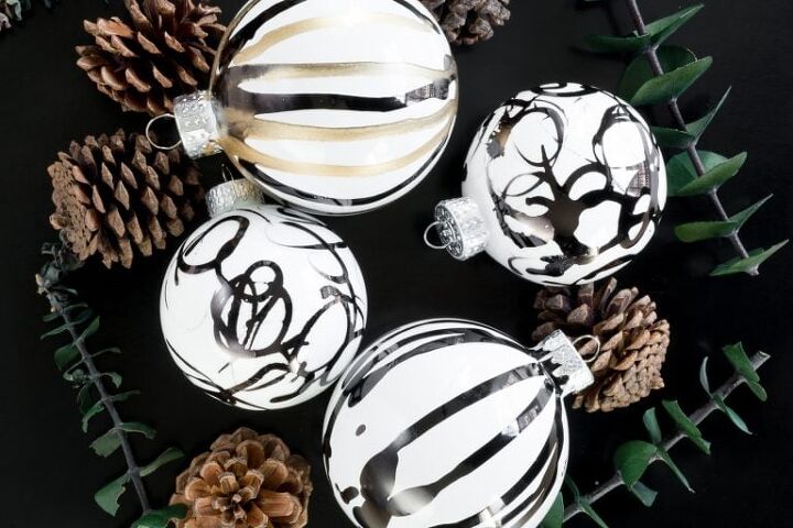 5 magnficas ideas para decorar el rbol esta navidad, Adornos abstractos de tinta de alcohol DIY