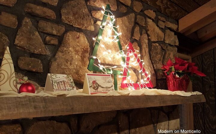 19 maneiras magnficas de decorar a lareira no natal, Toalha de mesa de Natal r stica moderna HomeforChristmas