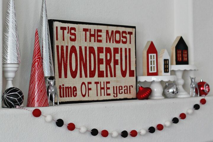 19 magnficas formas de decorar la chimenea en navidad, Mantel de Navidad rojo y negro