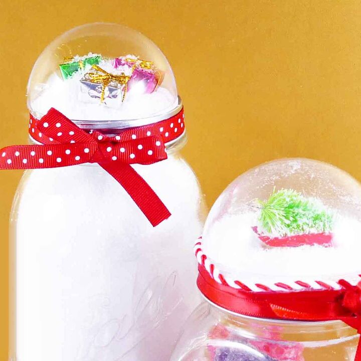 15 globos de neve diy que fazem uma decorao e um presente adorvel, Fa a um bal o de glitter em uma jarra de vidro