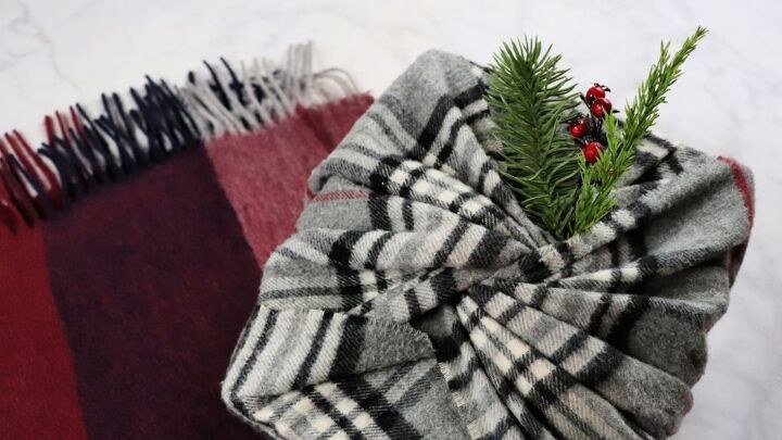 15 fantsticas ideas para envolver regalos y ahorrar en las fiestas, Envoltorio de regalo DIY sin residuos con una bufanda